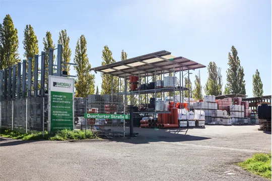 Einfahrt Mobau Eisleben bei strahlendem Sonnenschein in grüner Umgebung
